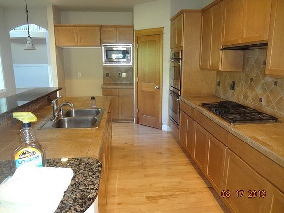 4th image of 2586 33rd Ave NE