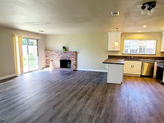 3rd image of 2820 Ottowa Ave