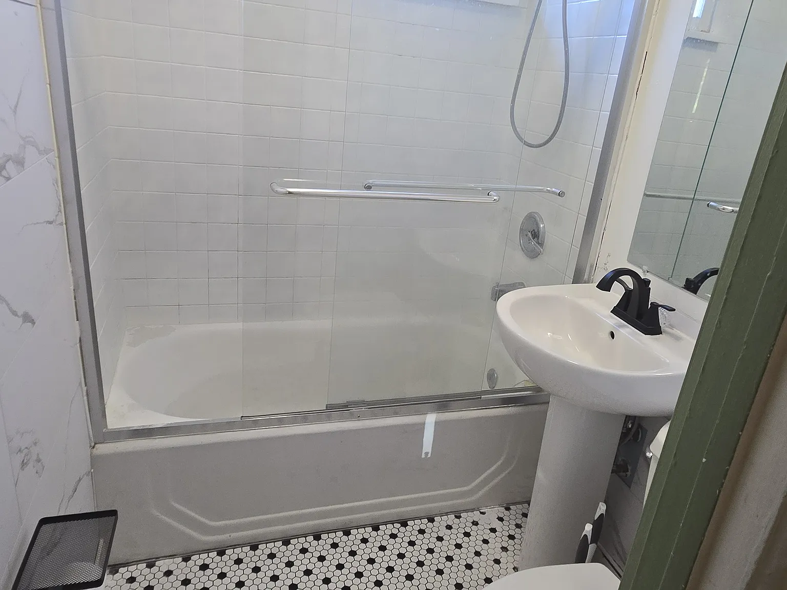 3 bed, 1.5 bath, 1150 sqft, $2,600 — Photo 3