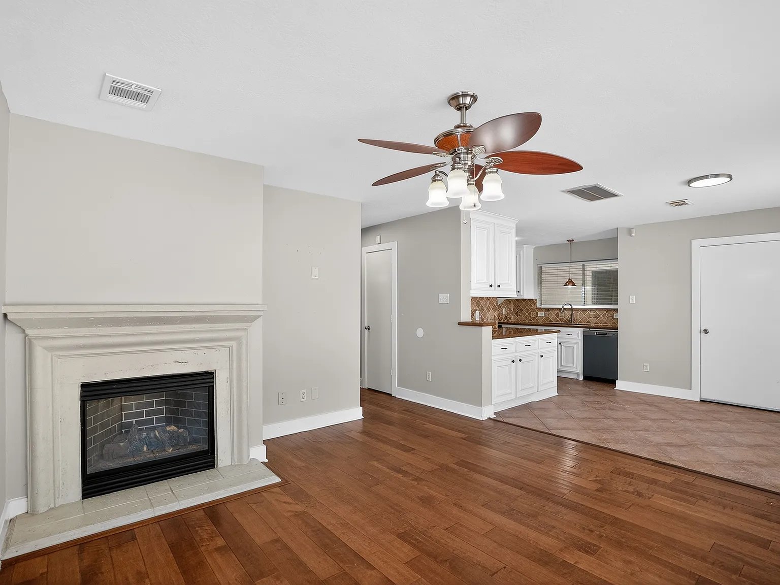 3 bed, 2.5 bath, 1716 sqft, $2,150 — Photo 4