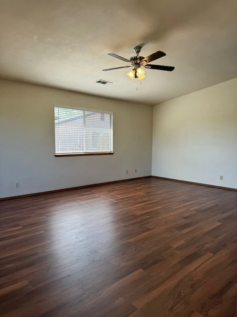 Lake Forest Estates Home Close to Shopping and Dining — Photo 4