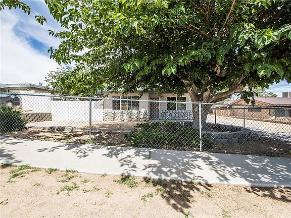 4th image of 15561 Fresno St