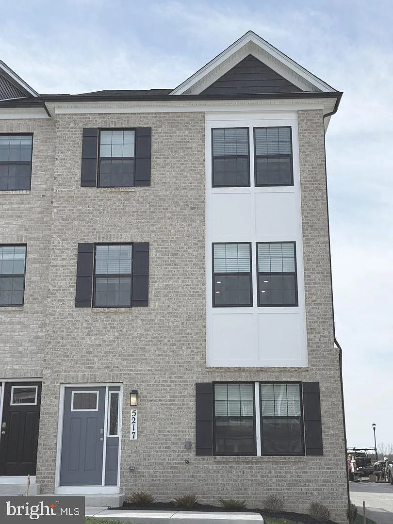 4 bed, 4.5 bath, $3,495 — Photo 2