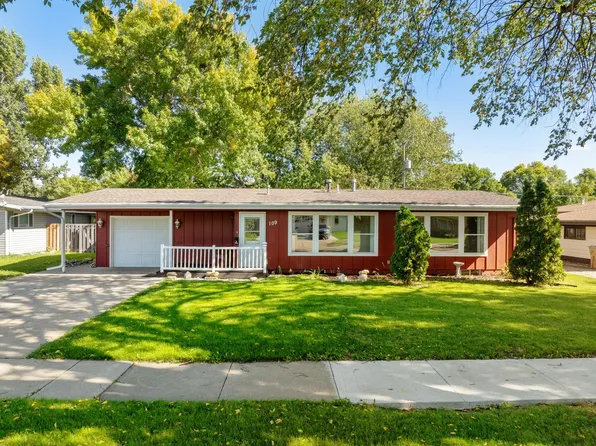 109 24th St SW, Minot, ND 58701