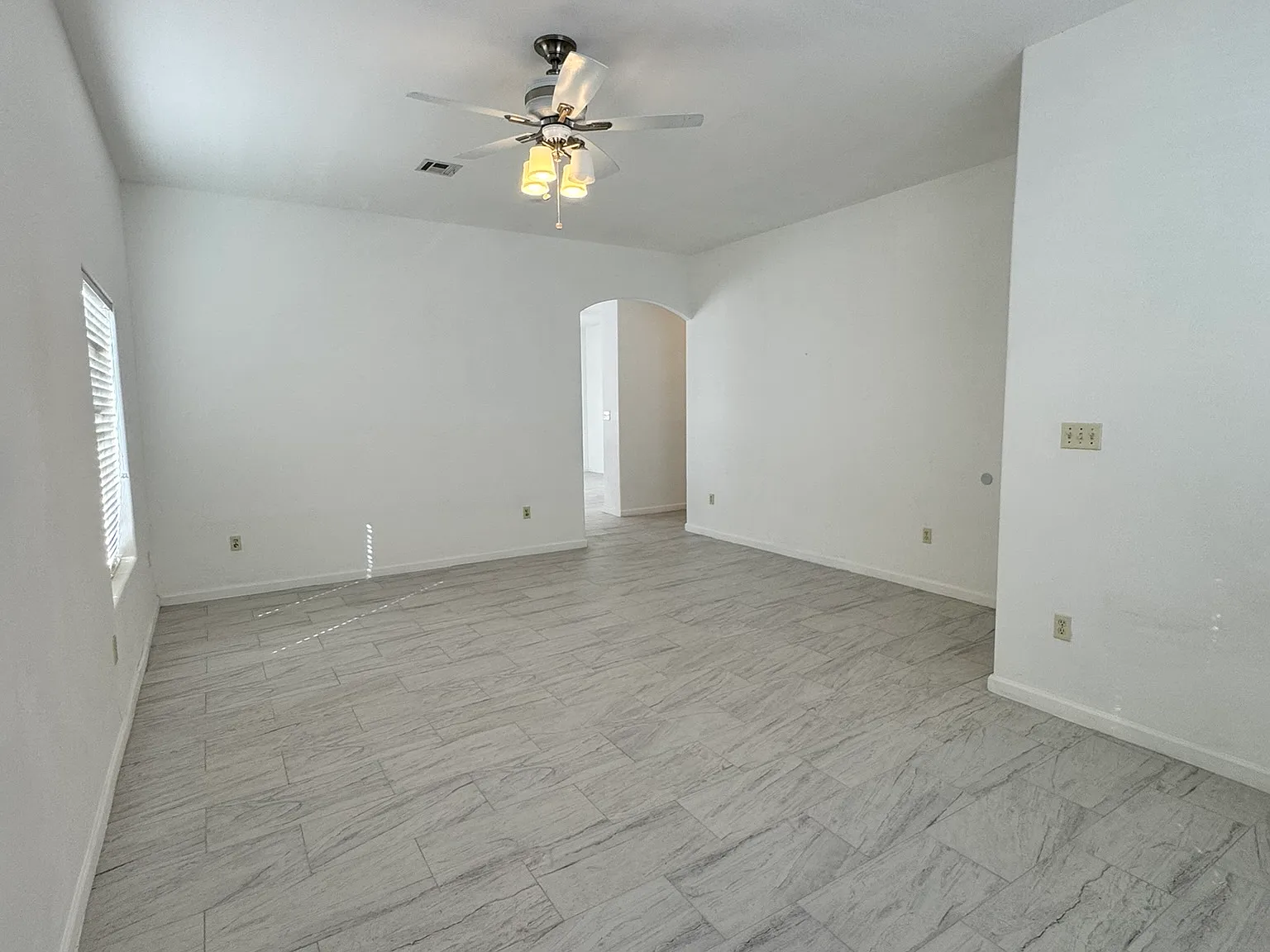 4 bed, 2152 sqft, $2,200 — Photo 3