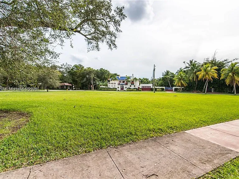 517 Menendez Ave #- — Photo 44