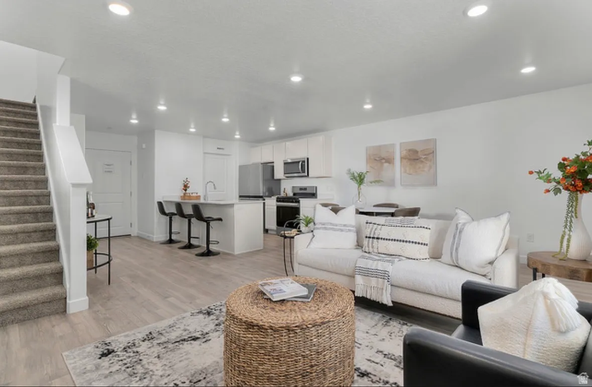 3 bed, 2.5 bath, 1399 sqft, $2,000 — Photo 4