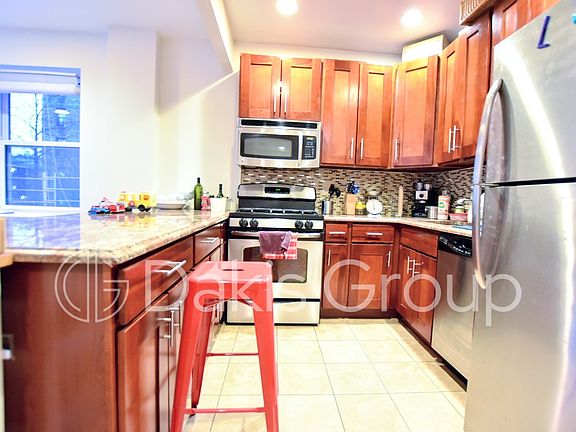5th image of 2544 Crescent St APT 2D
