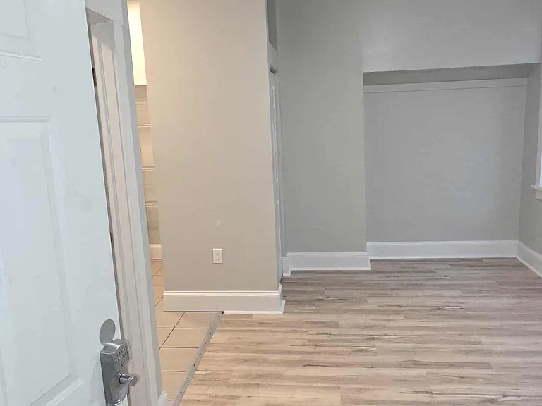 311 W 6th St #2 — Photo 9