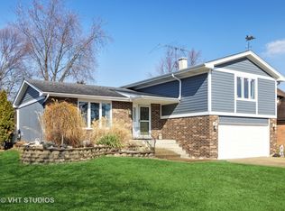 773 Queenswood Ln, Wheaton, IL 60189