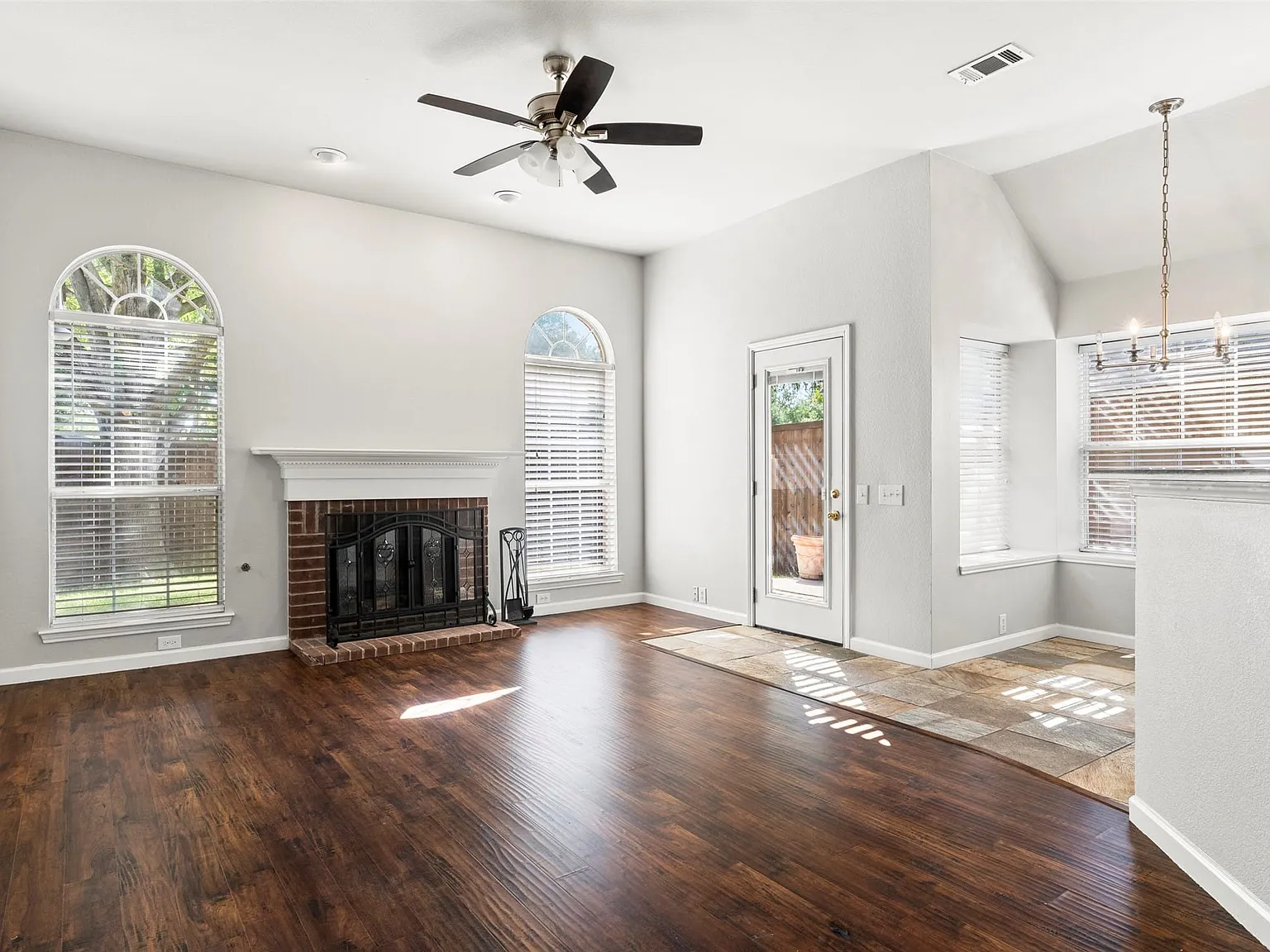 3 bed, 2.0 bath, 1686 sqft, $2,600 — Photo 3