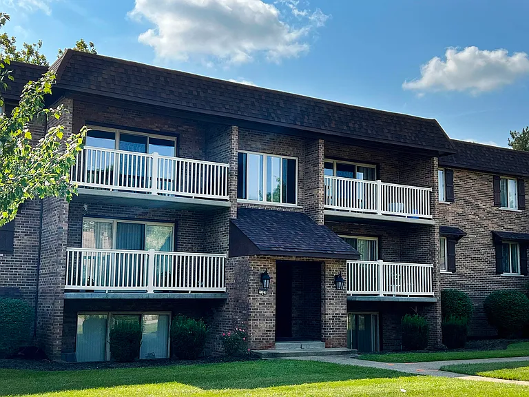 Crestbrook Apartments & Townhomes — Photo 5