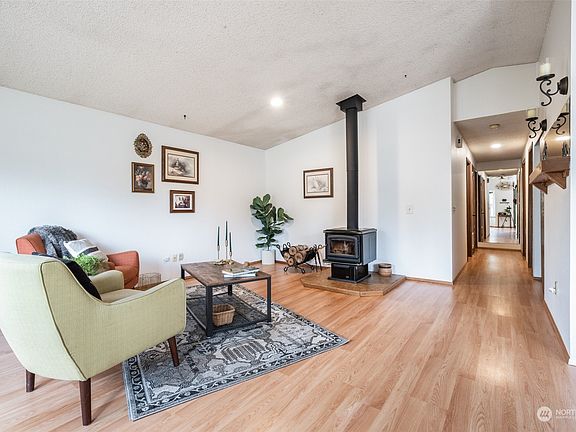 3rd image of 3213 54th Avenue NE