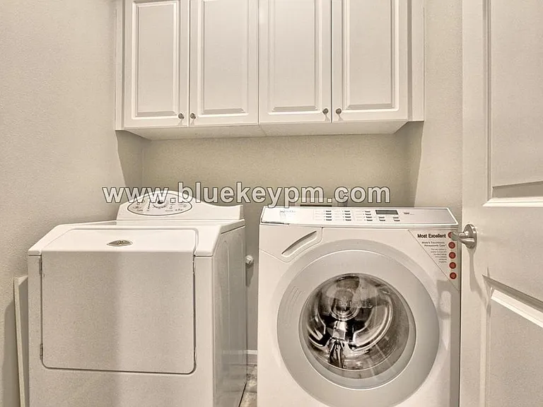 907 N 9th Way — Photo 6