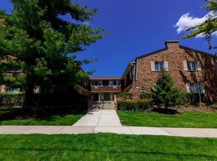 206 W Maple Ave APT LL4, Libertyville, IL 60048
