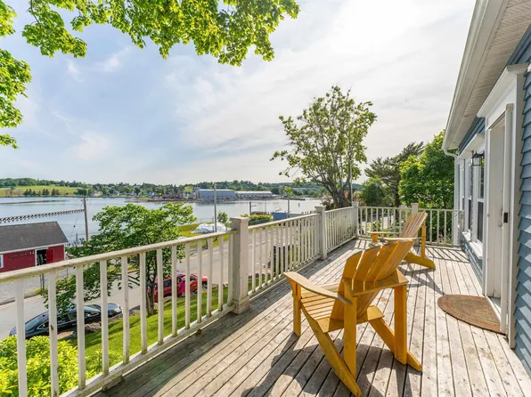 44 Montague St, Lunenburg, NS B0J 2C0