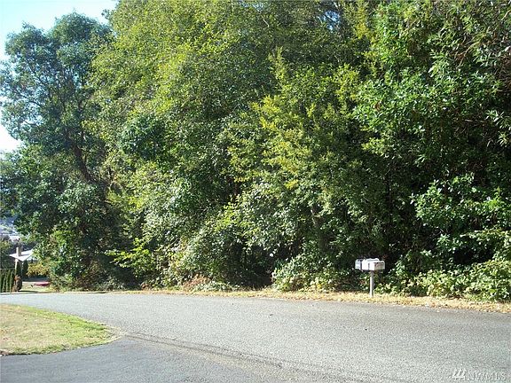 Blacktop road frontage on NE Windermere Drive.