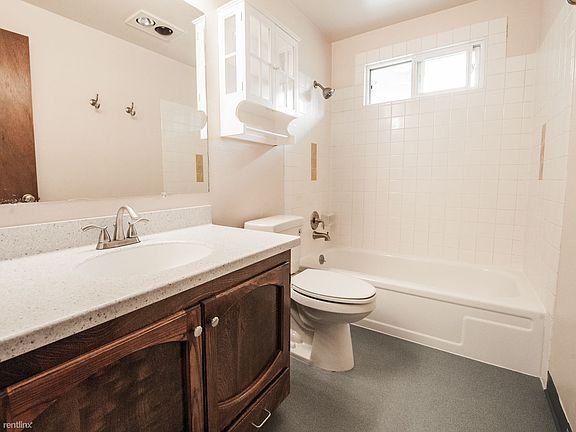 7104 SE Center-9