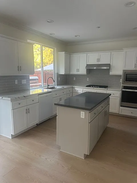 4 bed, 2.5 bath, 2160 sqft, $5,995 — Photo 3