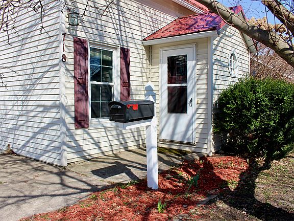 2nd image of 718 7th St