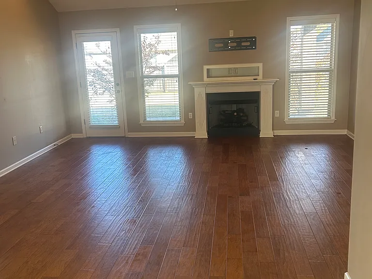 436 Silverstone Dr — Photo 3