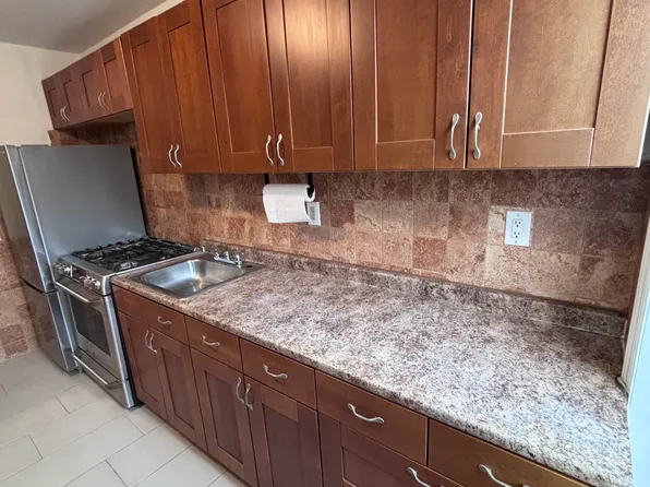 1868 Hart Street image 3 of 9