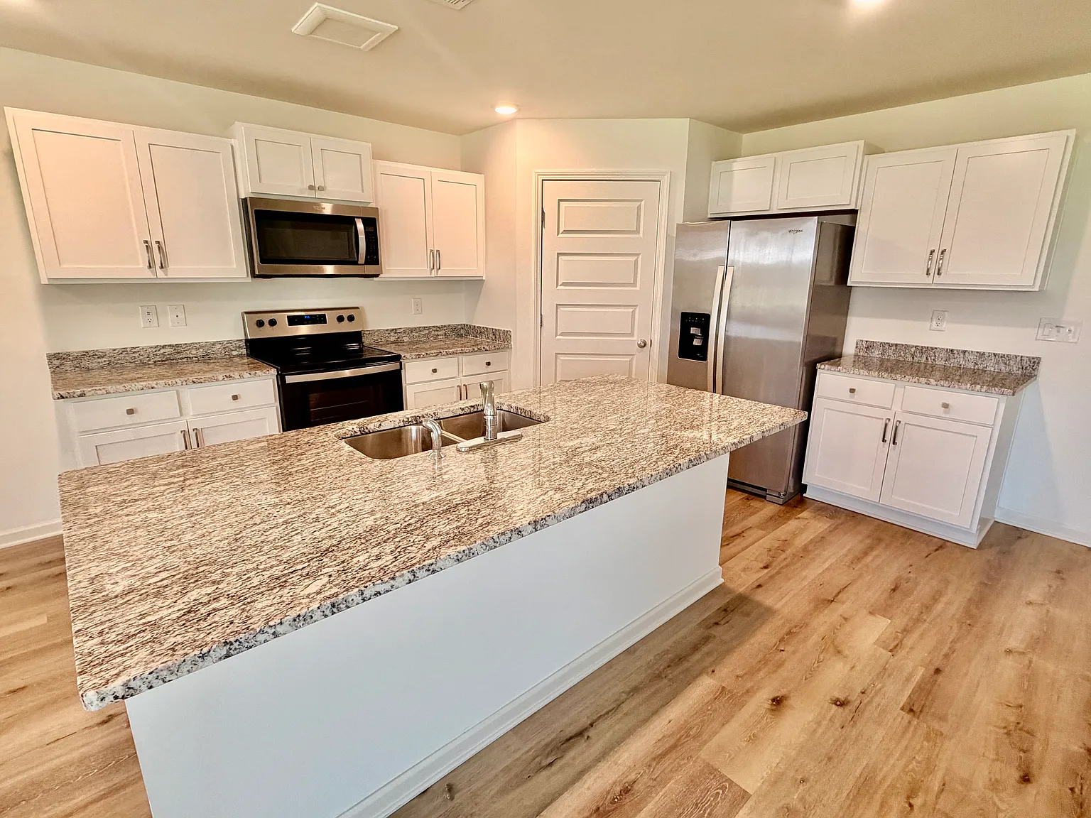 5 bed, 2511 sqft, $2,800 — Photo 3