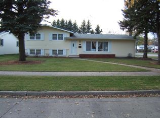 1502 S 15th St, Grand Forks, ND 58201