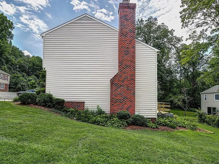 1421 Ashbourne Dr — Photo 6