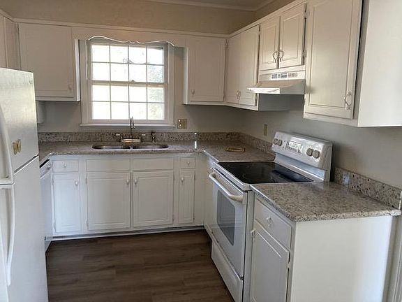 4th image of 220 Southern St