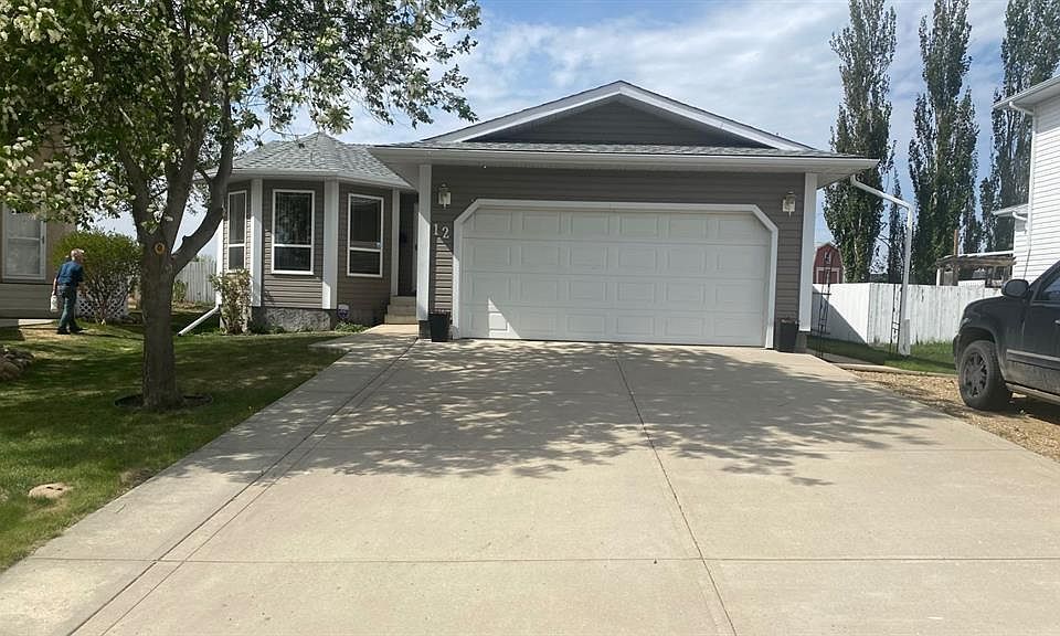 1st image of 12 W Clearwater Cres