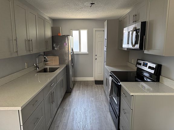 2nd image of 801 NE 22nd Dr APT 2