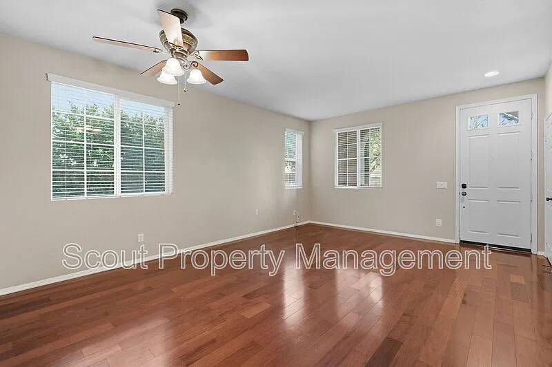 4 bed, 2.5 bath, 2037 sqft, $3,000 — Photo 3