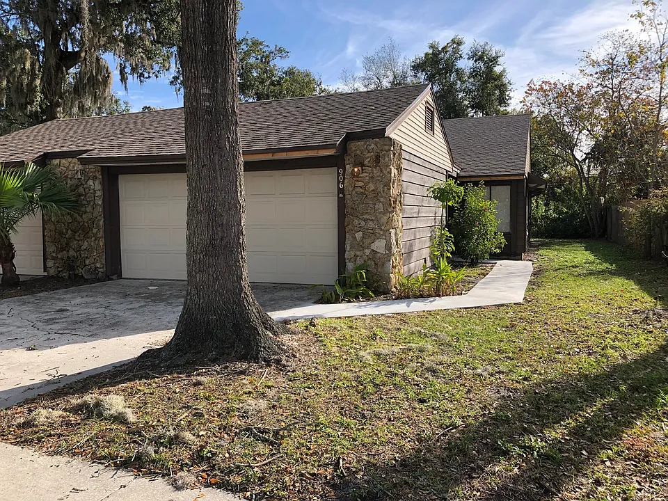906 Robinhood Ct