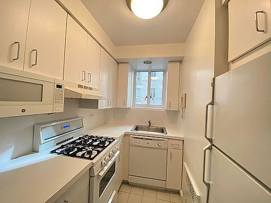 3rd image of 41 W 58th St APT 8E