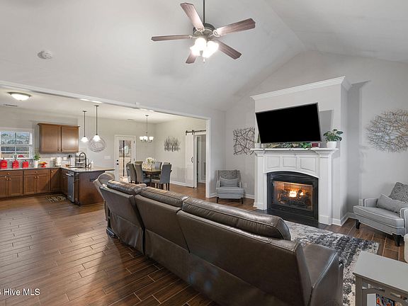 4th image of 401 Cottage Farm Drive