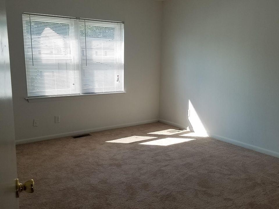 2nd image of 28 Tree Dr