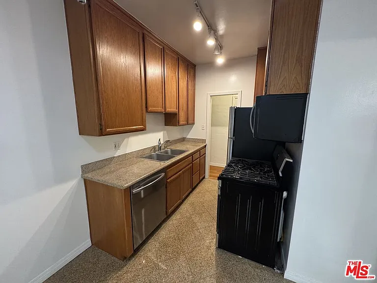 264 S Reeves Dr #101 — Photo 20