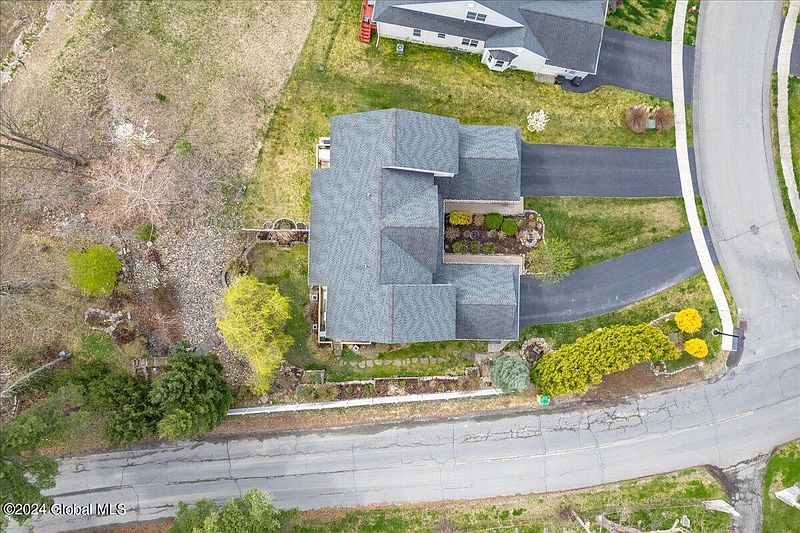 4th image of 62 Lori Jean Place