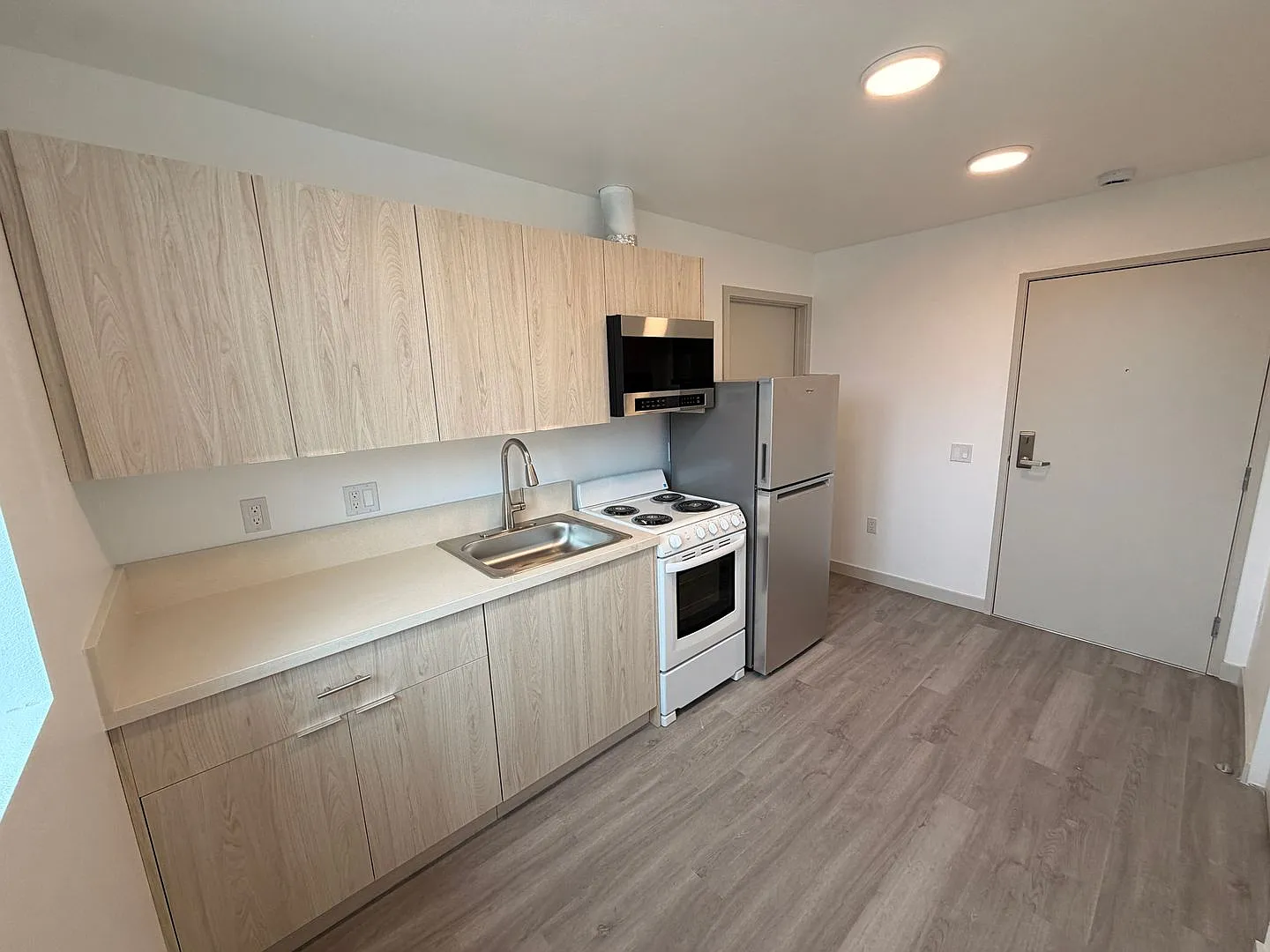 2403 Clyde Ave — Photo 2