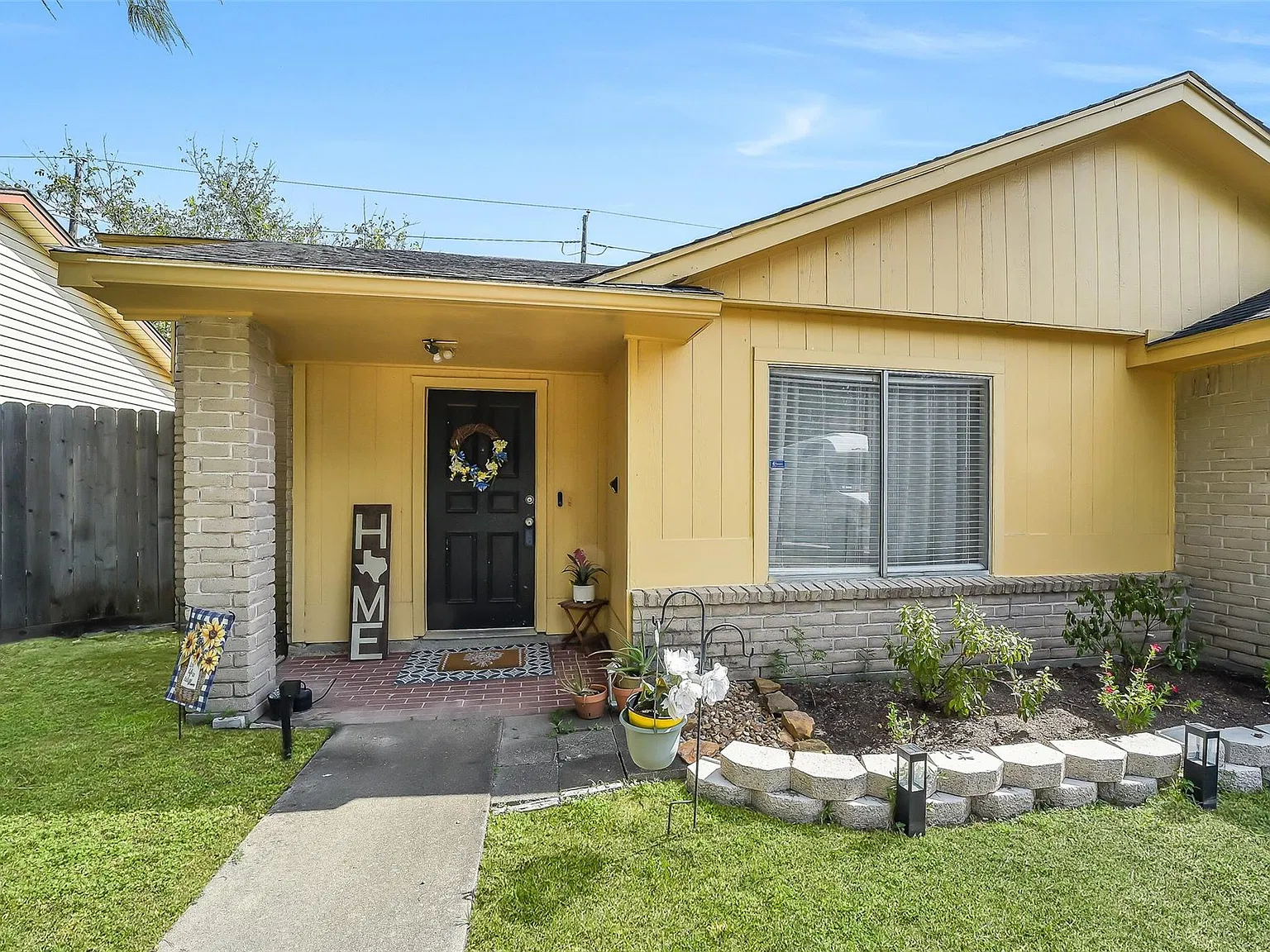 3 bed, 2.0 bath, 1242 sqft, $2,800 — Photo 2