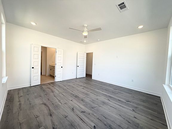 5th image of 3060 Portage Dr