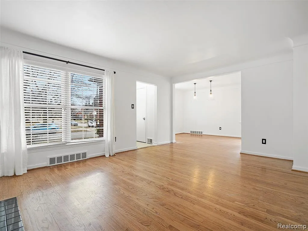 3 bed, 2.0 bath, 2300 sqft, $3,000 — Photo 4