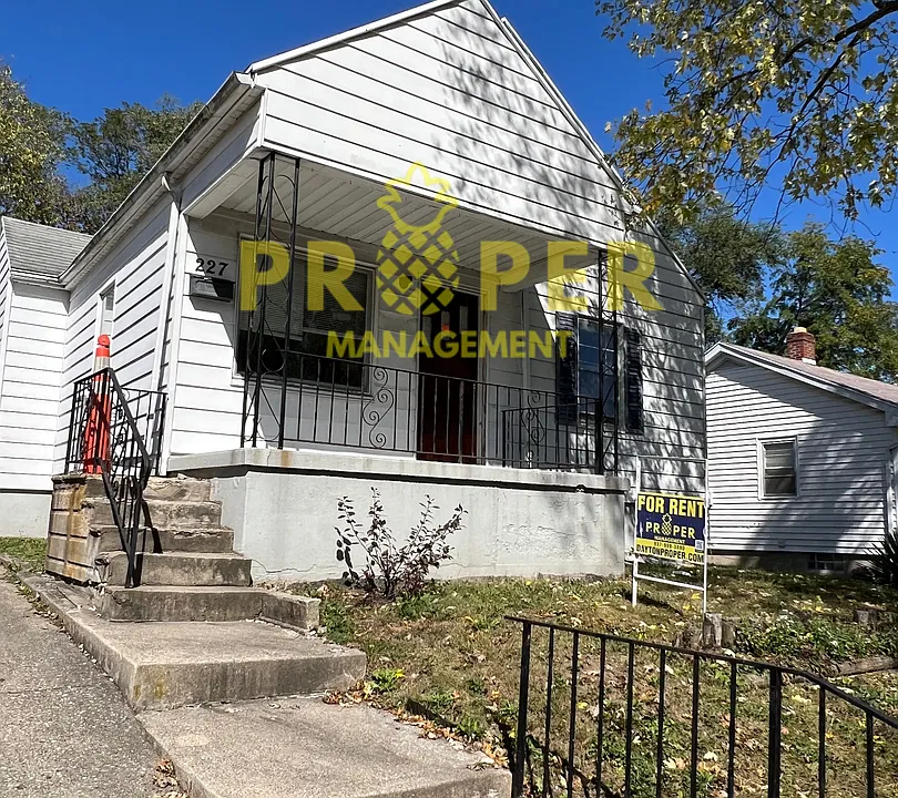 227 E Parkwood Dr