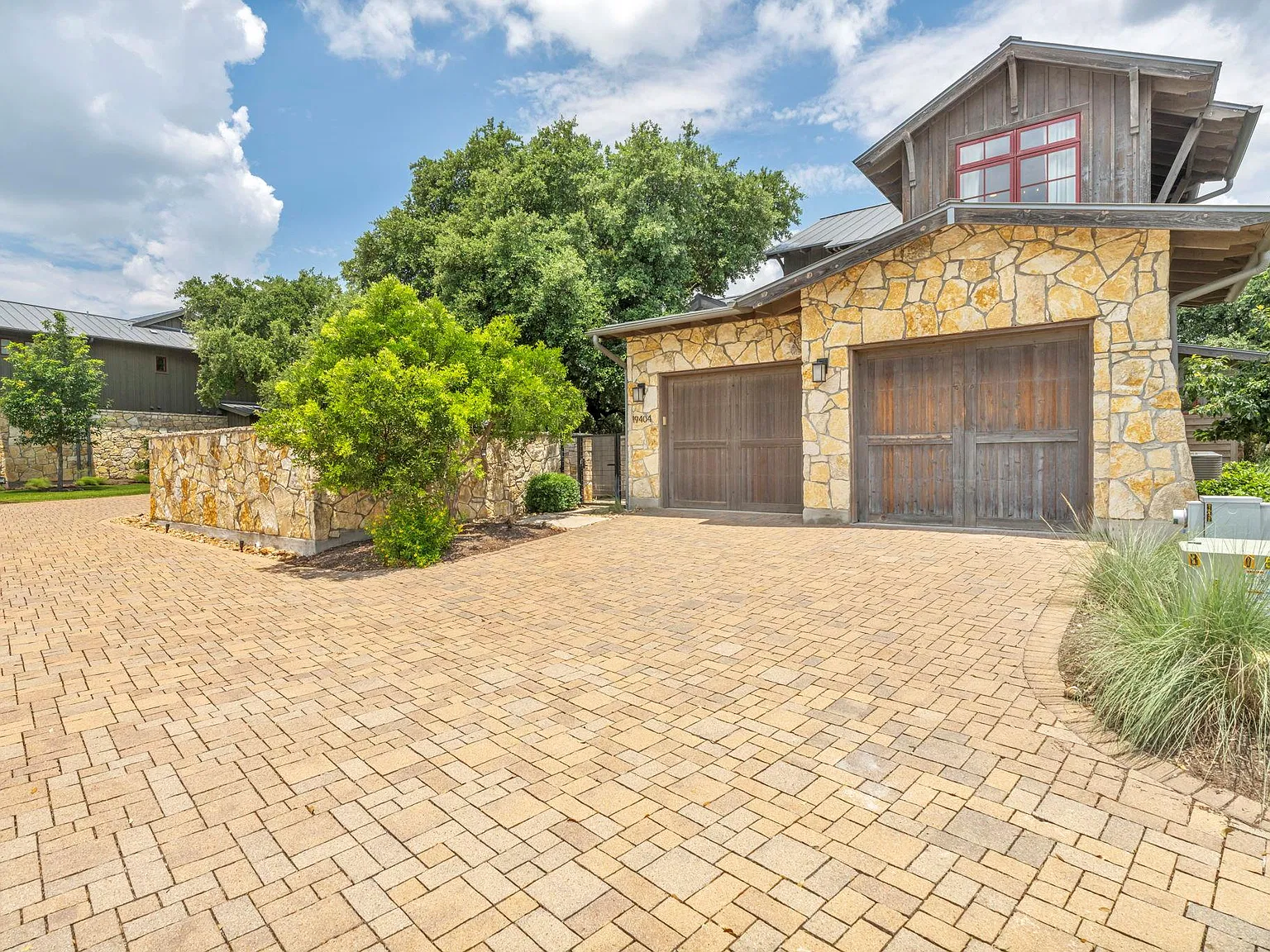 3 bed, 3.5 bath, 2551 sqft, $6,000 — Photo 2