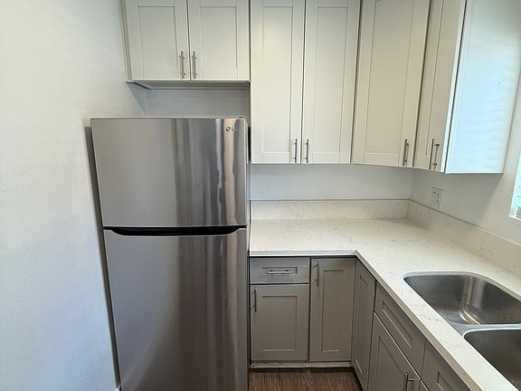 5th image of 2461 Linden Ave APT 1