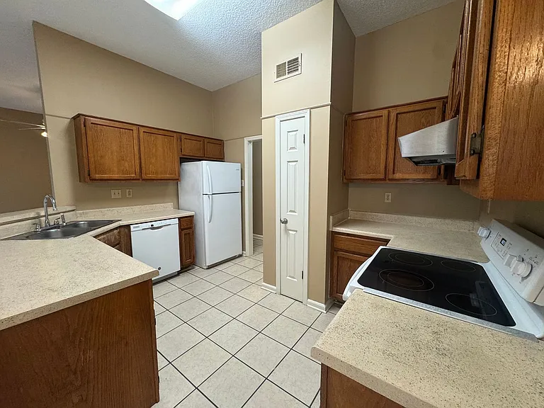 7822 Guthrie Ln — Photo 6