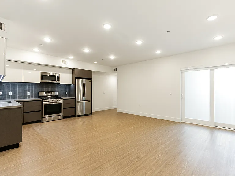 837 Harvard — Photo 31