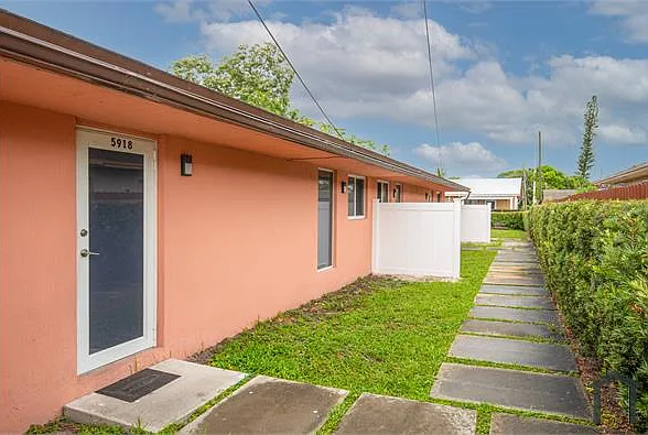 3 bed, 1203 sqft, $2,575 — Photo 2