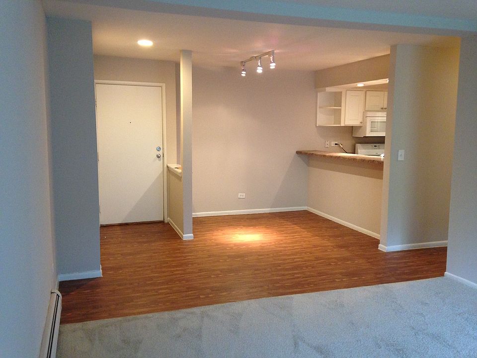 Entry, Dining, and Breakfast Bar